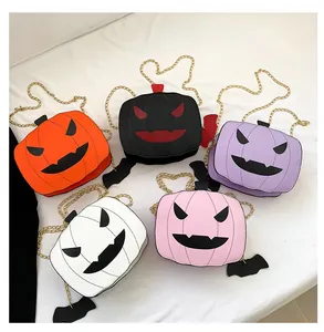 Λεπτομέρεια από πέντε τσάντες κολοκύθας Halloween με φτερά νυχτερίδας και αλυσίδα
