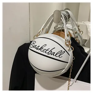 Détail du sac de basket blanc avec texture litchi et bandoulière chaîne dorée