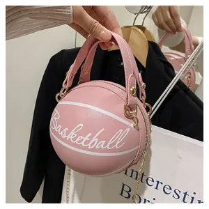 Détail du sac bandoulière rose en forme de basket avec chaîne dorée et texture en cuir PU