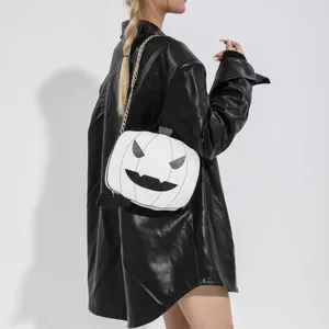 Λευκή τσάντα κολοκύθα Halloween με μαύρα φτερά νυχτερίδας και χρυσή αλυσίδα ώμου