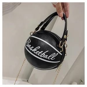 Détail du sac basket noir avec texture litchi et bandoulière chaîne dorée