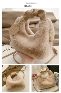 Détail du sac à main en peluche kaki avec poignée plissée et étiquette en métal