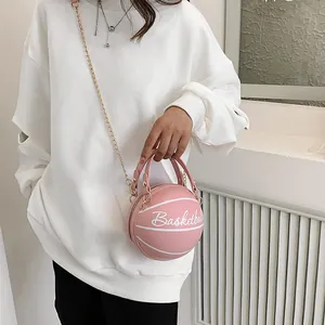 Sac bandoulière rose en forme de basket avec chaîne dorée et poignée en cuir