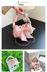 Dettaglio della borsa rosa con fiocco in organza trasparente e manico increspato