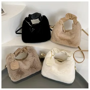 Détail de sacs bandoulière en peluche en quatre couleurs avec poignées en cuir à volants