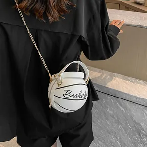 Sac à bandoulière blanc en forme de basket avec chaîne dorée et poignée ronde