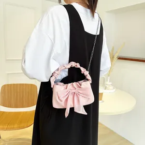 Borsa a mano retrò rosa chiaro da donna con grande fiocco in tulle e catena