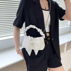 Borsa vintage bianca con grande fiocco, manico arricciato e catena in argento