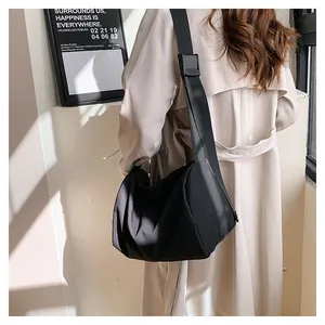 Detail of black large capacity oxford tote bag with adjustable wide shoulder strap