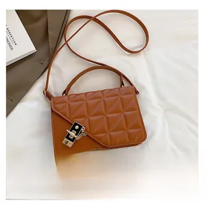 Comparaison de taille du sac bandoulière matelassé marron avec un smartphone