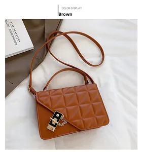 Détail du sac à bandoulière matelassé marron avec boucle dorée et chaîne chic