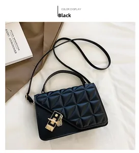 Détail du sac bandoulière matelassé noir avec chaîne dorée et fermoir rotatif