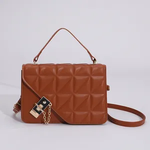 Sac bandoulière matelassé marron avec rabat asymétrique et boucle à chaîne dorée