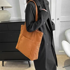 Grand sac cabas en velours côtelé marron caramel avec poche avant en décor intérieur
