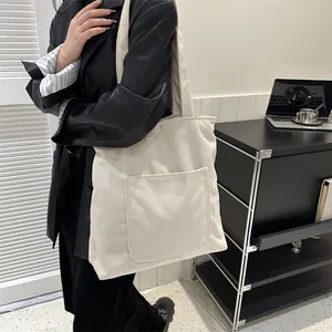 Sac fourre-tout en velours côtelé beige avec poche avant pour le style décontracté