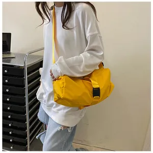 Detail van de gele Oxford stoffen crossbody tas met zwarte gesp en verstelbare riem