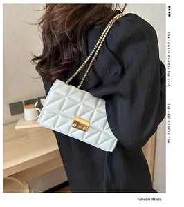 Vue détaillée du sac en cuir matelassé blanc avec un élégant fermoir en métal doré