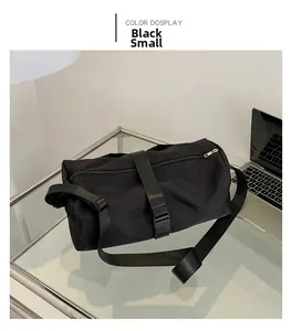 Detalle del bolso deportivo pequeño de tela oxford negra con correa ajustable