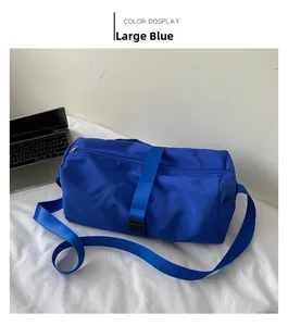 Vista detallada de la bolsa deportiva azul de nailon con correa reforzada y hebilla