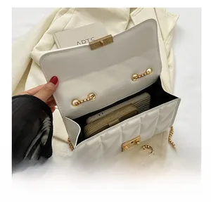 Détail du sac matelassé beige montrant la capacité intérieure et le fermoir doré