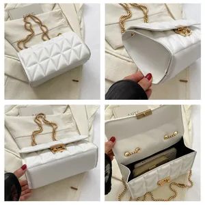 Vues détaillées du sac bandoulière matelassé blanc avec fermoir doré et intérieur