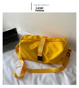 Detalle de bolso bandolera oxford amarillo con correa ajustable y cierre de hebilla