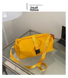 Bolso bandolera pequeño amarillo de tela oxford con correa ajustable y hebilla decorativa