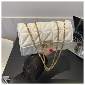 Détail du sac à main matelassé blanc en similicuir avec chaîne dorée et fermoir en métal