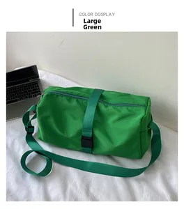 Detalle del bolso bandolera Oxford verde grande mostrando la hebilla y el nylon