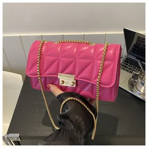 Détail du sac bandoulière matelassé rose rouge avec chaîne dorée et fermoir métal