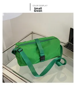 Detalle del bolso bandolera verde de tela oxford con correa ancha ajustable verde