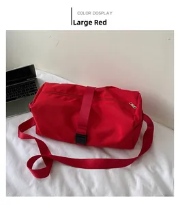 Detalle de bolsa de gimnasio en nailon rojo impermeable con hebilla y cierre de cremallera