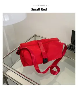 Primer plano de la pequeña bolsa de fitness de nailon rojo con correa de hebilla