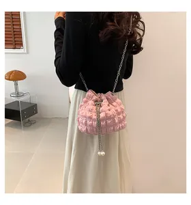 Detailansicht der rosa gefalteten Bubble-Beuteltasche mit Perlenzug und silberner Kette