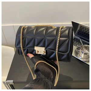Vue détaillée du sac en cuir matelassé noir avec bandoulière chaîne dorée et fermoir chic