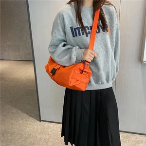 Levendige oranje Oxford crossbody tas met gespsluiting en brede riem voor dagelijks gebruik