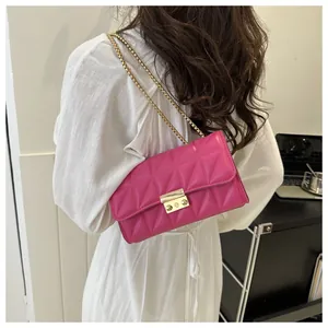Détail du sac bandoulière matelassé rose fuchsia avec fermoir doré et chaîne