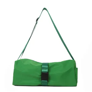 Levendige groene nylon crossbody fitnesstas met verstelbare riem en zwarte gesp