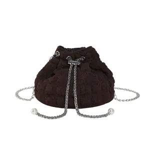 Dunkelbraune gerüschte Beuteltasche mit silberner Kette und Perlen-Kordelzug-Details