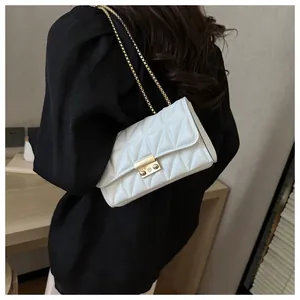 Détail du sac bandoulière blanc matelassé avec chaîne dorée et fermoir en métal