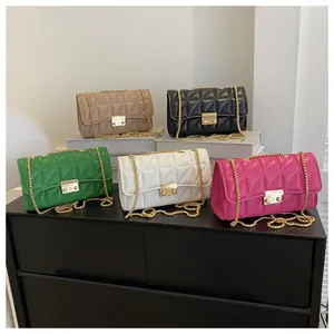 Sacs à bandoulière matelassés en vert, blanc, rose, beige et noir avec chaînes