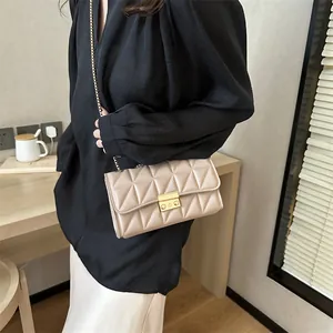 Sac à main matelassé beige à la mode avec chaîne dorée et fermoir à poussoir carré
