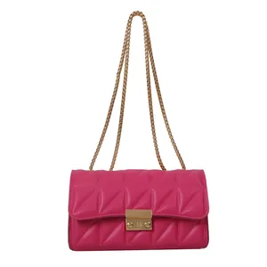Sac bandoulière matelassé fuchsia avec motif losanges et bandoulière chaîne dorée