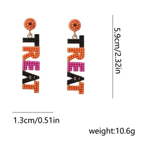 Detail van TREAT kralen oorbellen met Halloween kralen in oranje en zwart, maat 5,9 cm