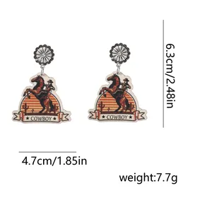 Detailansicht der Western-Cowboy-Ohrringe aus Holz mit Kaktus-Motiv und Maßangaben