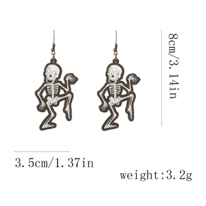 Dettagli dimensionali degli orecchini a teschio in legno con altezza di 8 cm e 3,5 cm