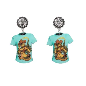 Nahaufnahme der Cowboy-T-Shirt-Ohrringe aus Holz mit Vintage-Concho-Blumenoberteilen