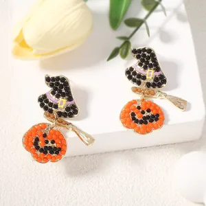 Boucles d'oreilles Halloween avec chapeau de sorcière, balai et citrouille en perles