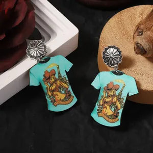 Detail von Western-Cowboy-Ohrringen in T-Shirt-Form mit Vintage-Blumenstecker