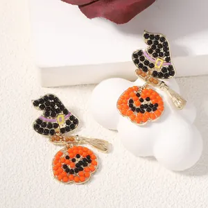 Boucles d'oreilles Halloween chapeau de sorcière et citrouille sur décor nuage